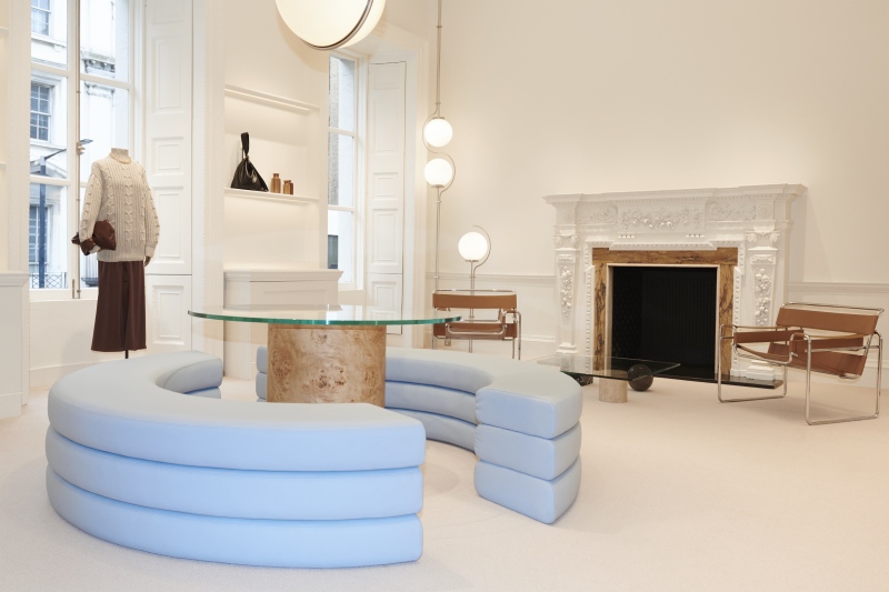 Mid-century modern bútorok és kopjafa is került a Nanushka londoni üzletébe