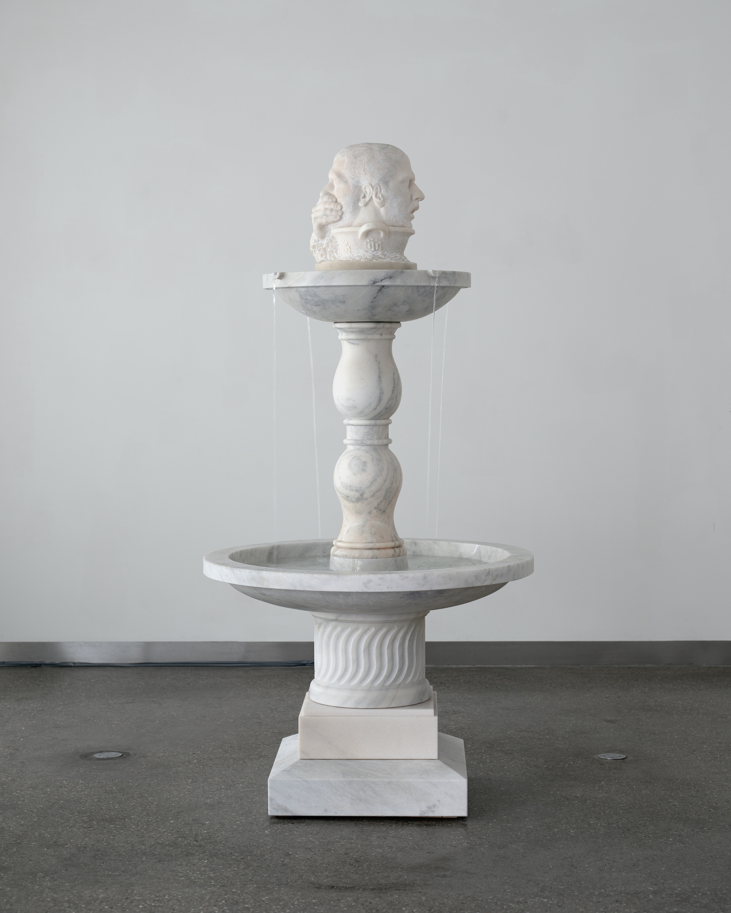 Ámmer Gergő Forrás című szobra, 2023, márvány, 190 x 95 x 95 cm. A művész jóvoltából. 